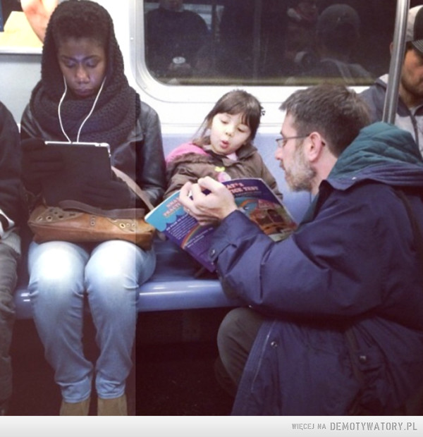 Fotka na wyginięciu:Ojciec czyta książkę dziecku w metrze