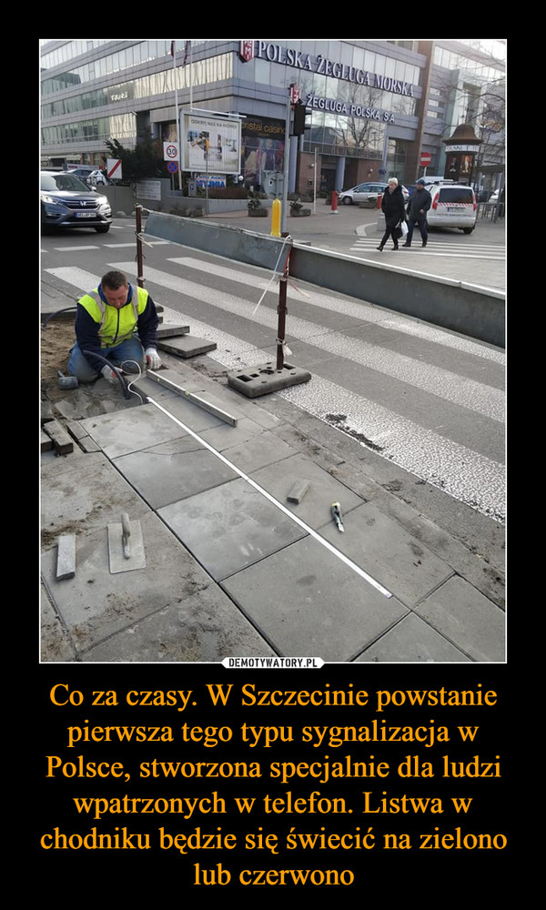Co za czasy. W Szczecinie powstanie pierwsza tego typu sygnalizacja w Polsce, stworzona specjalnie dla ludzi wpatrzonych w telefon. Listwa w chodniku będzie się świecić na zielono lub czerwono