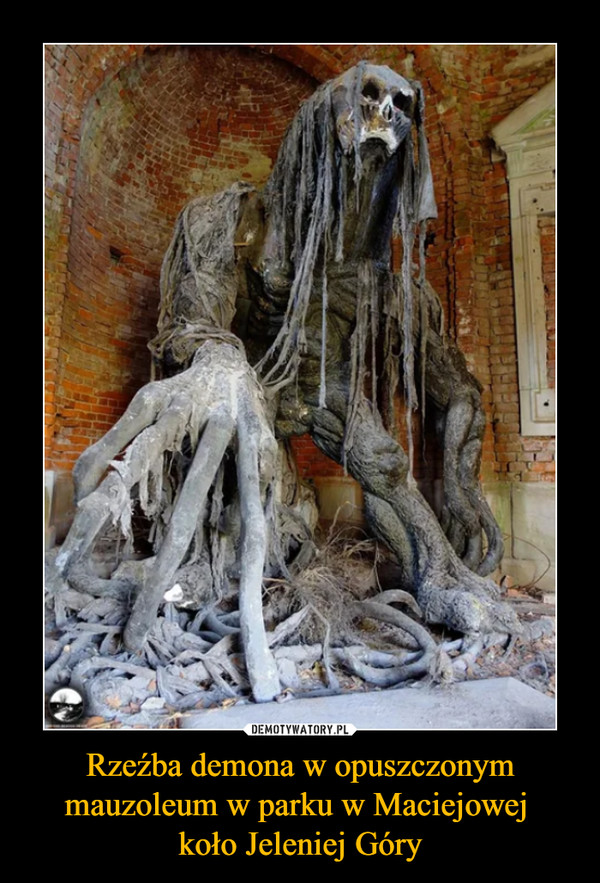 Rzeźba demona w opuszczonym mauzoleum w parku w Maciejowej 
koło Jeleniej Góry