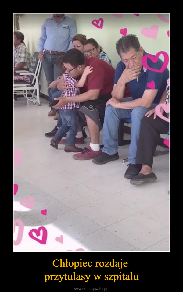 Chłopiec rozdaje przytulasy w szpitalu –  
