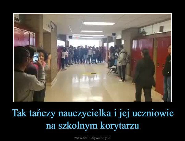 Tak tańczy nauczycielka i jej uczniowie na szkolnym korytarzu –  