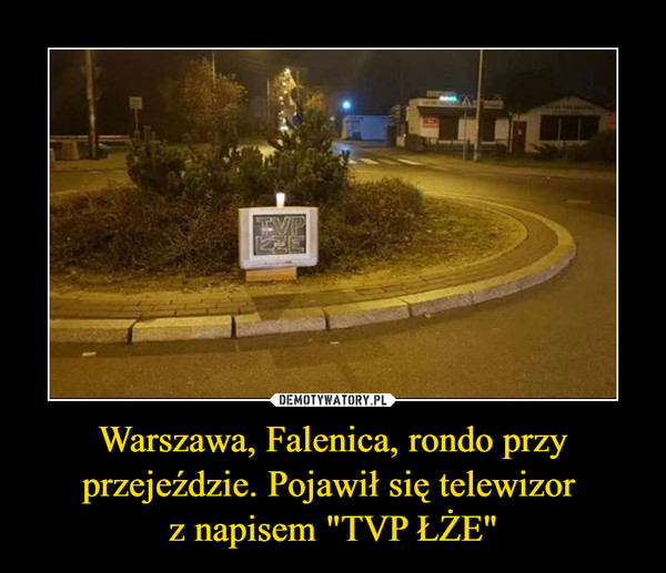 Warszawa, Falenica, rondo przy przejeździe. Pojawił się telewizor 
z napisem "TVP ŁŻE"