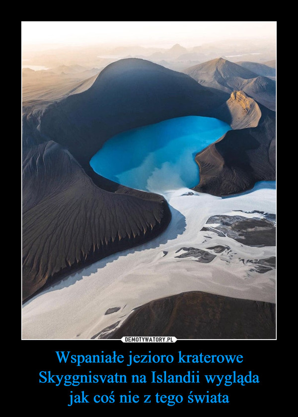 Wspaniałe jezioro kraterowe Skyggnisvatn na Islandii wyglądajak coś nie z tego świata –  