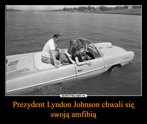 Prezydent Lyndon Johnson chwali się swoją amfibią –  