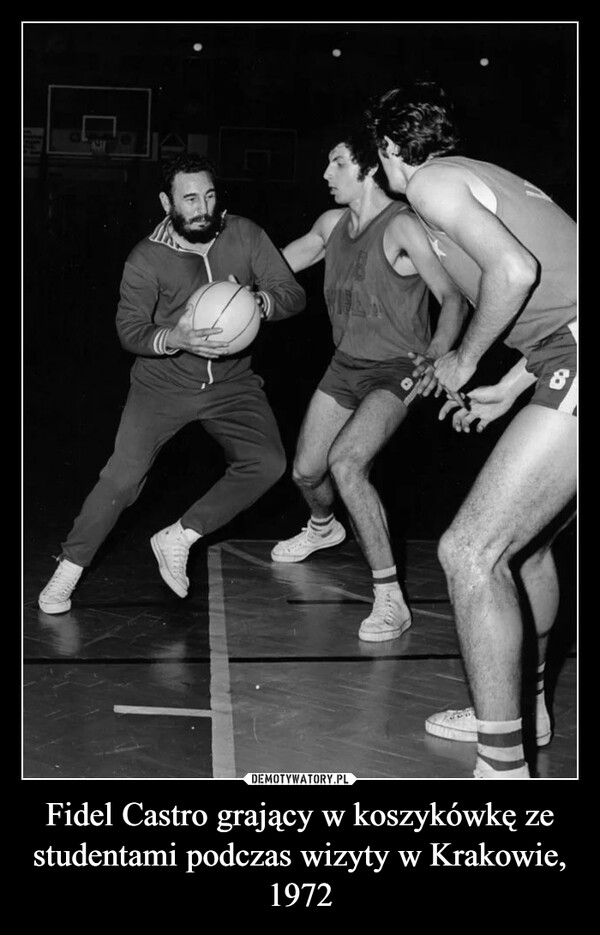Fidel Castro grający w koszykówkę ze studentami podczas wizyty w Krakowie, 1972 –  
